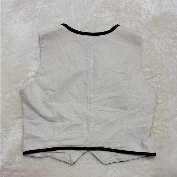Tahari Ivory Vest with Ebony Edging - Picture 3 of 5